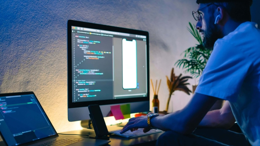 young-man-mobile-developer-writes-program-code-on--3FBNK5R